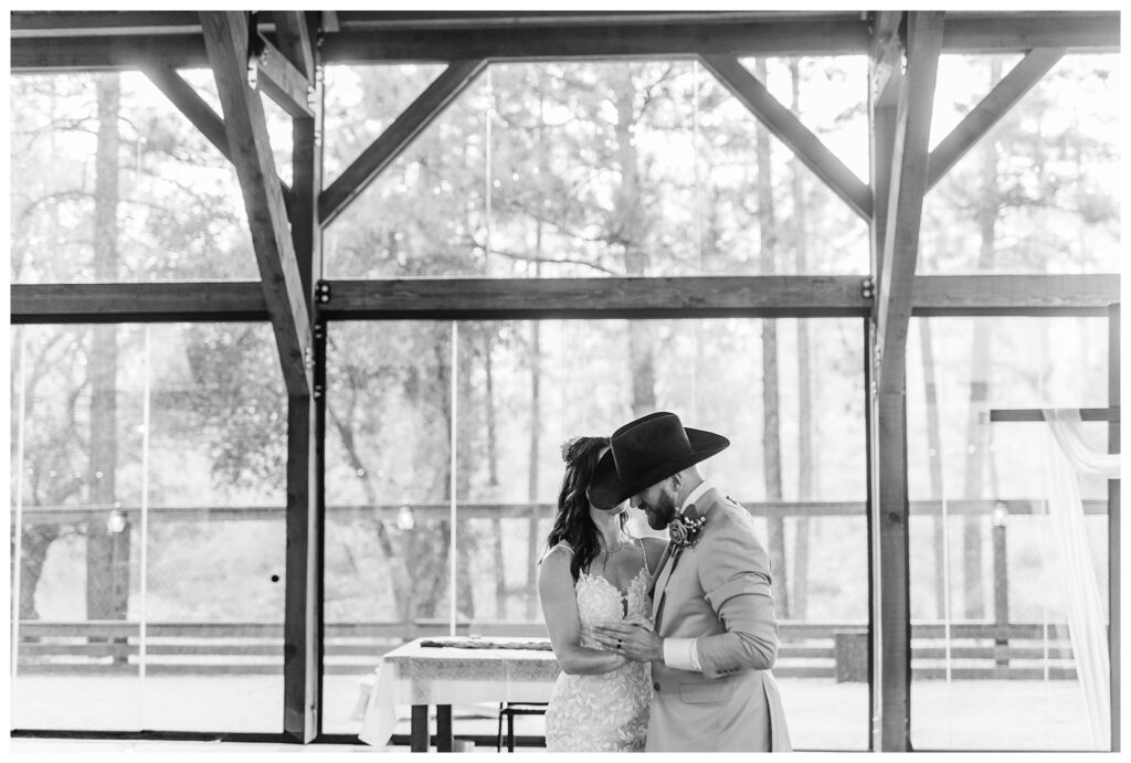 Black and white picture of Bride and Groom's first dance